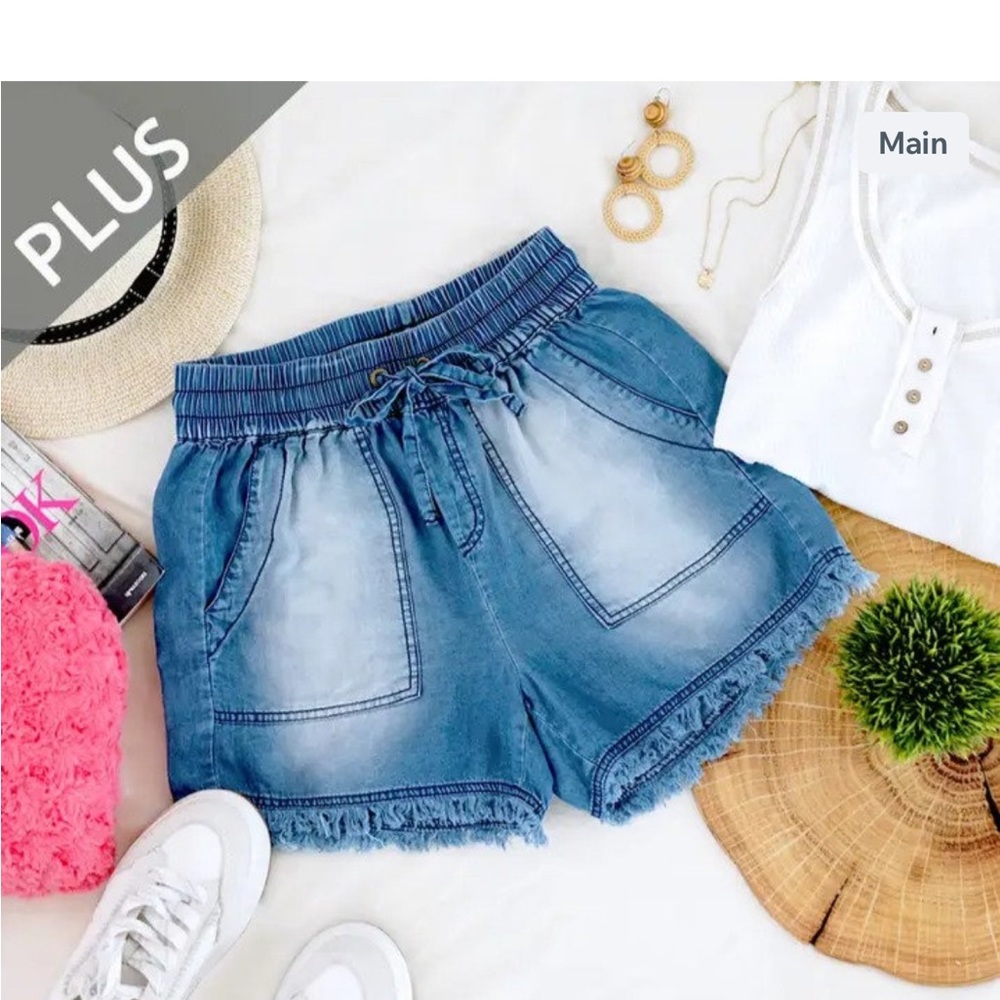 Plus sized Chambray frayed hemmed shorts w/pockets